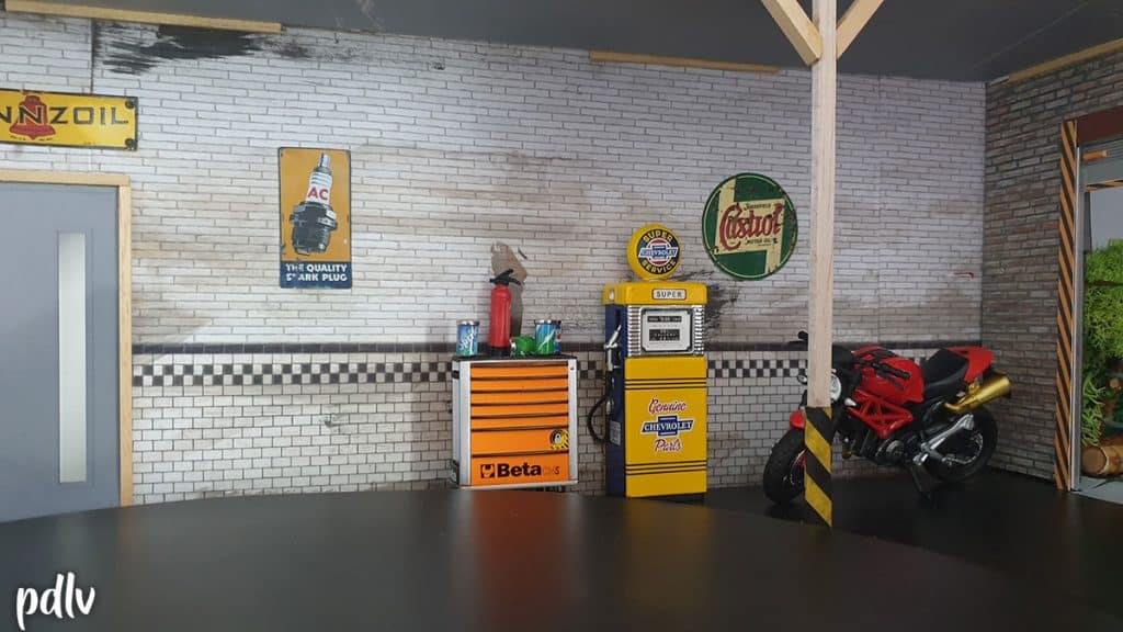 Diorama avec vieille pompe essence