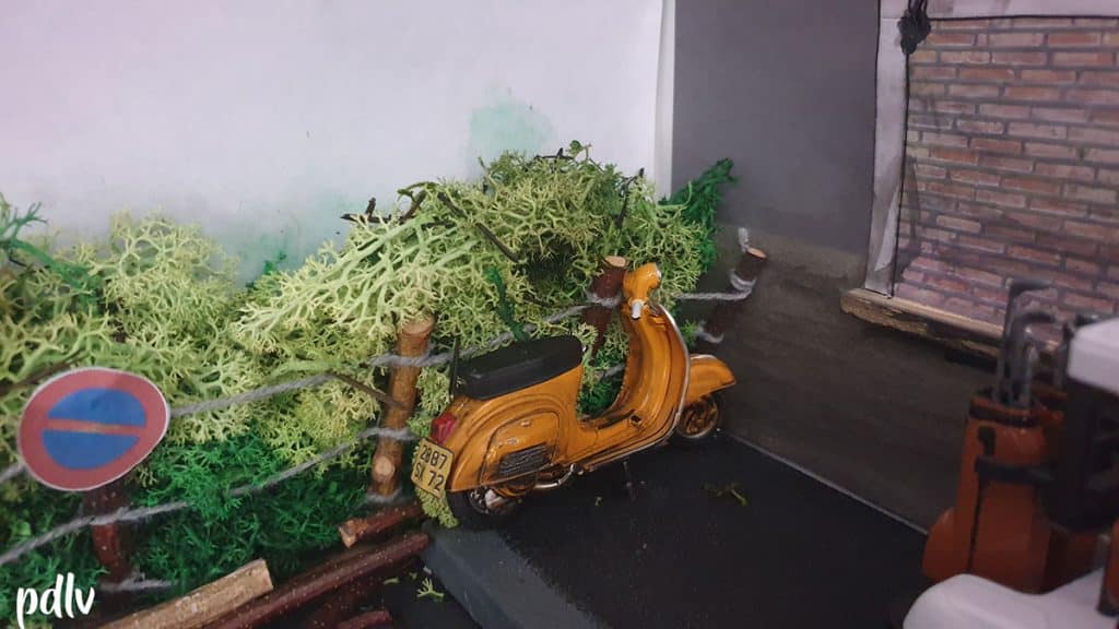 Diorama 1/18 avec vieux scooter Vespa