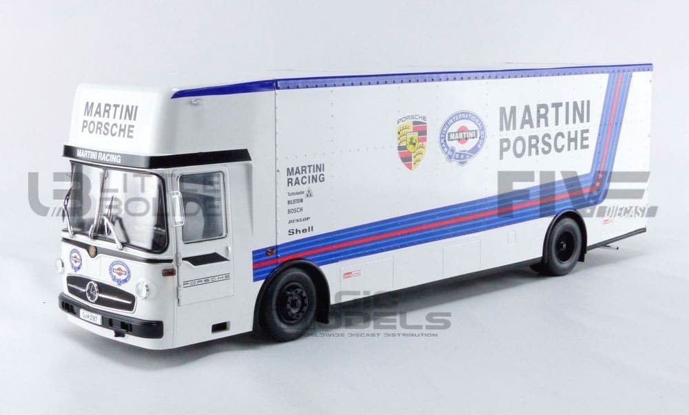 1/18 : CMR sort un transporteur aux couleurs Martini Porsche
