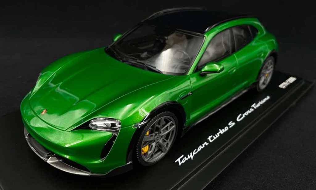 1/18 : Le Porsche Taycan Turbo S Cross Turismo miniaturisé