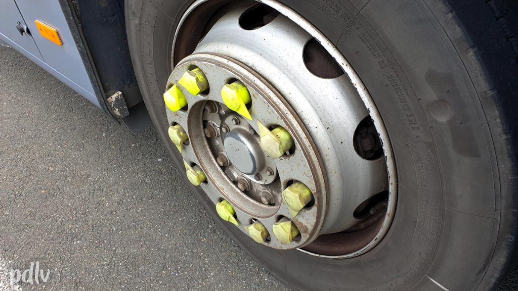 Jante de bus avec écrous