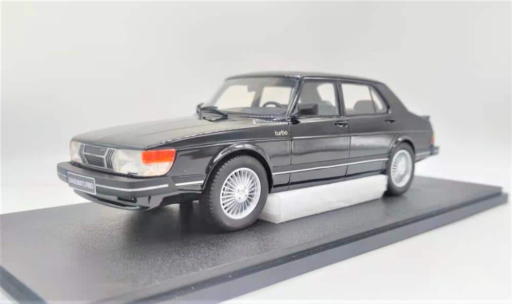 Saab 900 Turbo 4 Portes 1981 Blanche – Miniature Cult Models échelle 1/18 En Résine