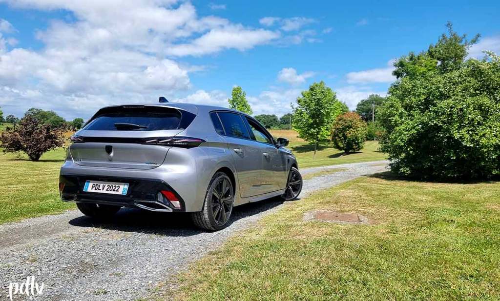 Vue arrière de la Peugeot 308 berline Gris Artense