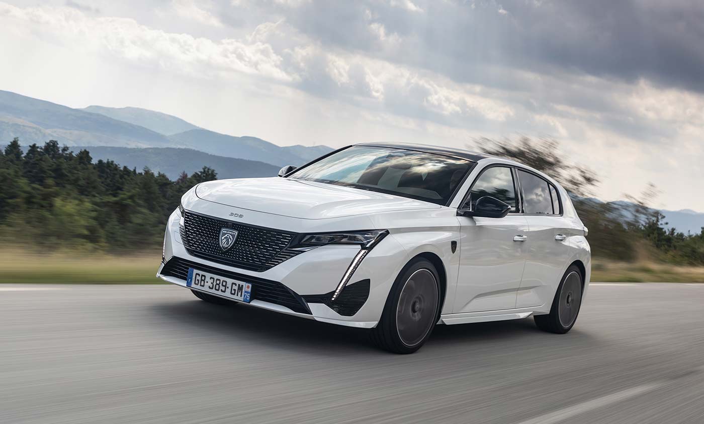 Peugeot 308 III phase 1 blanche en finition GT