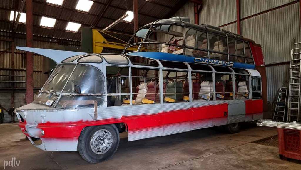 Vue en 3/4 avant du Citroën U55 Cityrama en cours de restauration