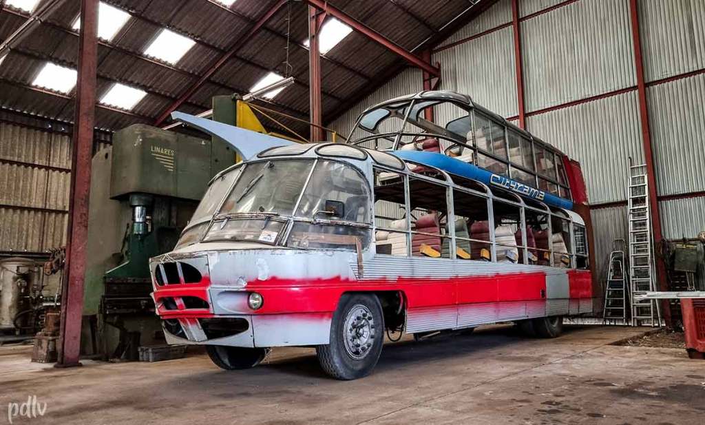 Citroën U55 Cityrama en cours de restauration dans un atelier