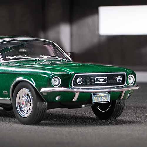Ford Mustang beige et capote blanche de 1965 - Solido