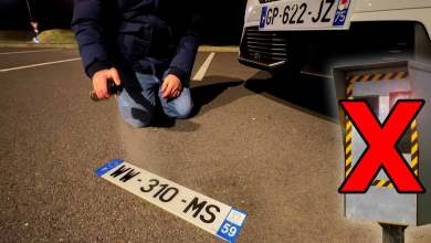 Mettre de la laque sur plaque d'immatriculation