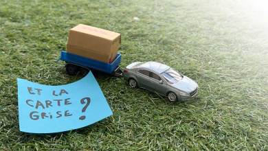 Voiture avec remorque en train de déménager