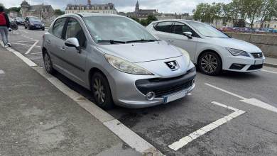 Peugeot 207 gris clair à Laval