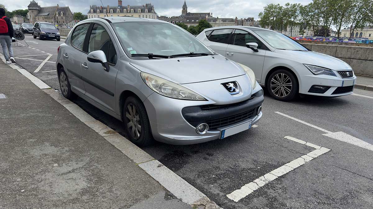 Peugeot 207 gris clair à Laval