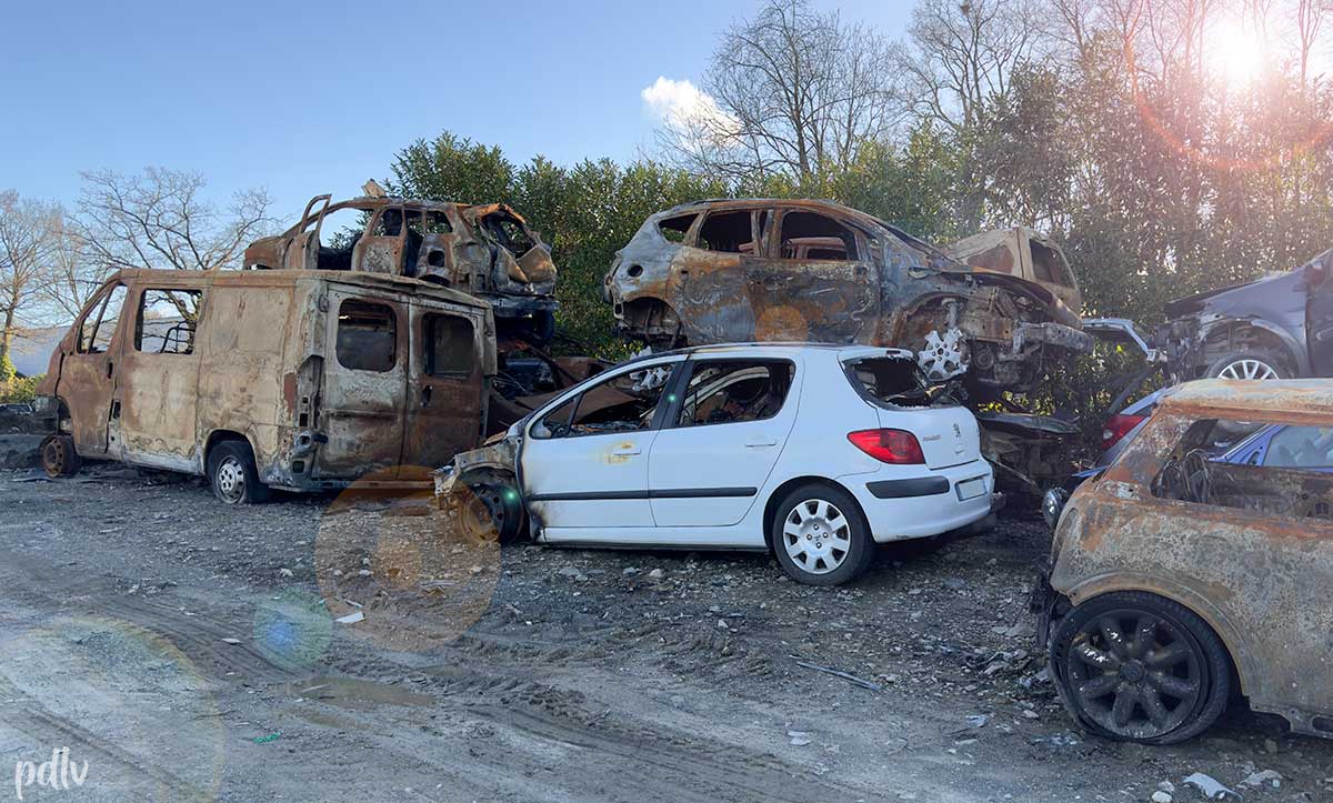 Voitures incendiées dans une casse automobile