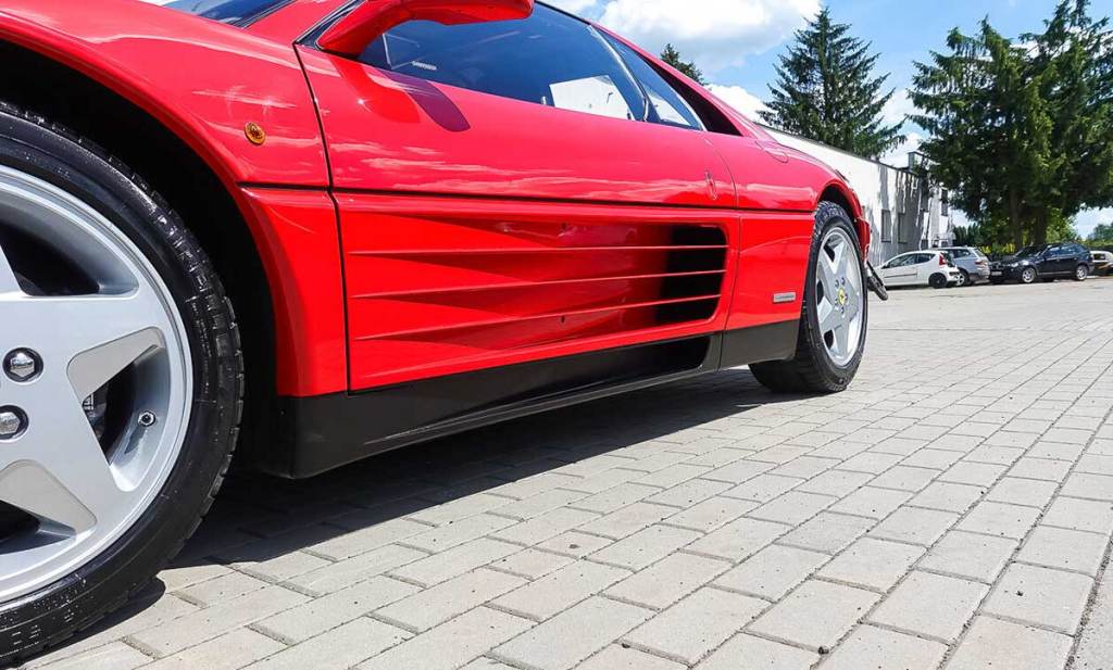Bas de portes de la Ferrari 348