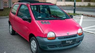 Renault Twingo 1 rouge de 1995 avec le toit ouvrant