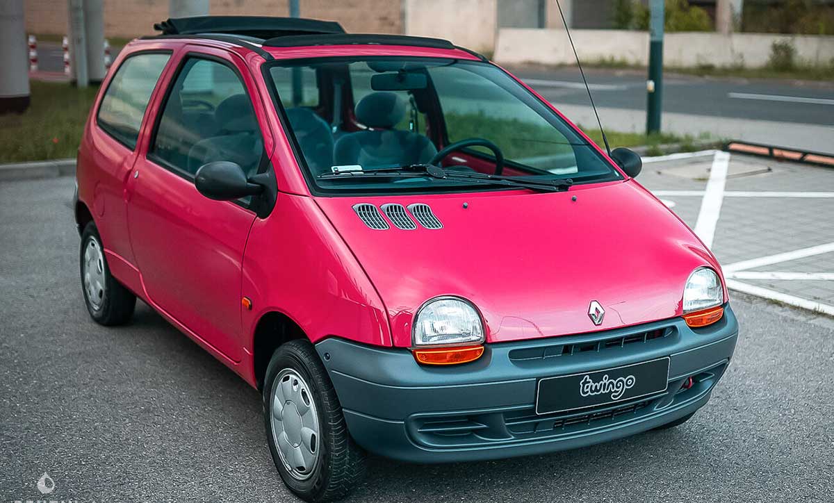 Renault Twingo 1 rouge de 1995 avec le toit ouvrant