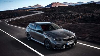 BMW M5 Touring de type G99 de couleur grise, sur la route