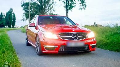 Mercedes C 63 AMG de type W204 de couleur rouge