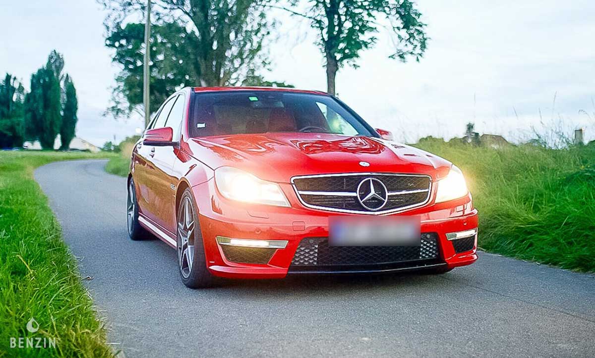 Mercedes C 63 AMG de type W204 de couleur rouge