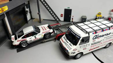 Pack rallye comprenant un Citroën C35 d'assistance, une remorque sur laquelle il y a la Porsche 911 SC de rallye de Thérier