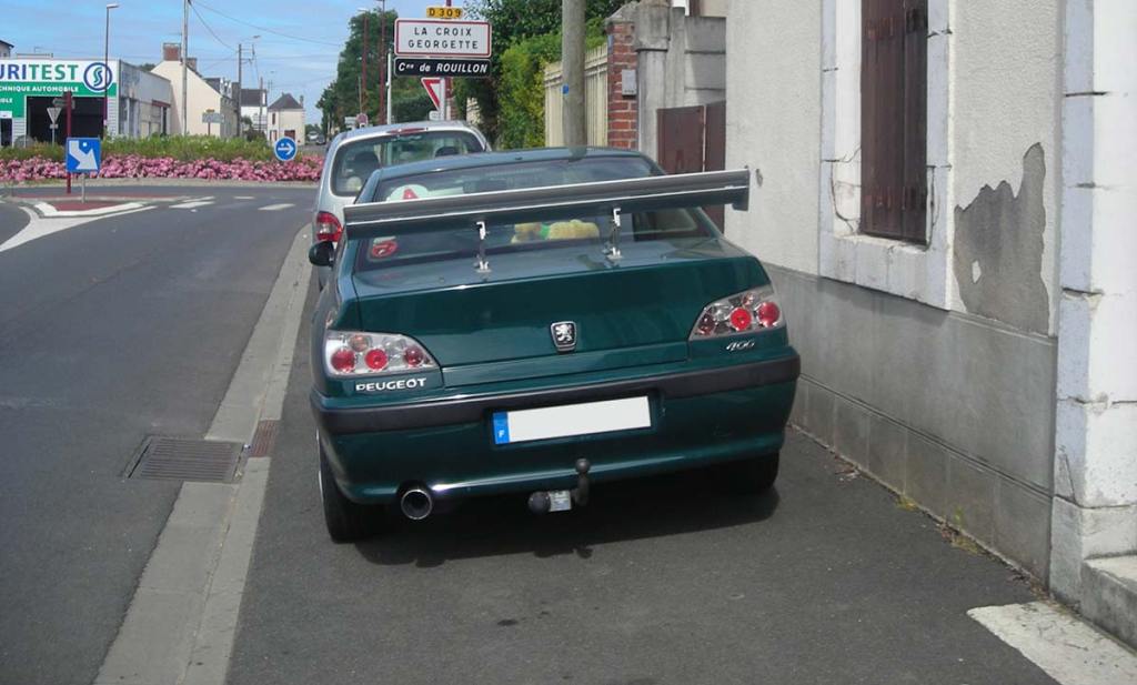 Arrière d'une Peugeot 406 phase 1 verte avec un aileron et des feux Lexus