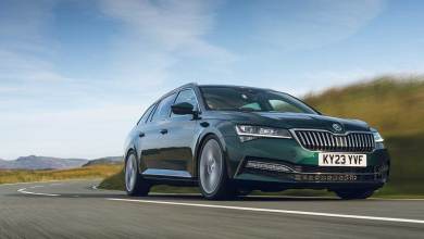 Skoda Superb break verte de 477 chevaux sur une route