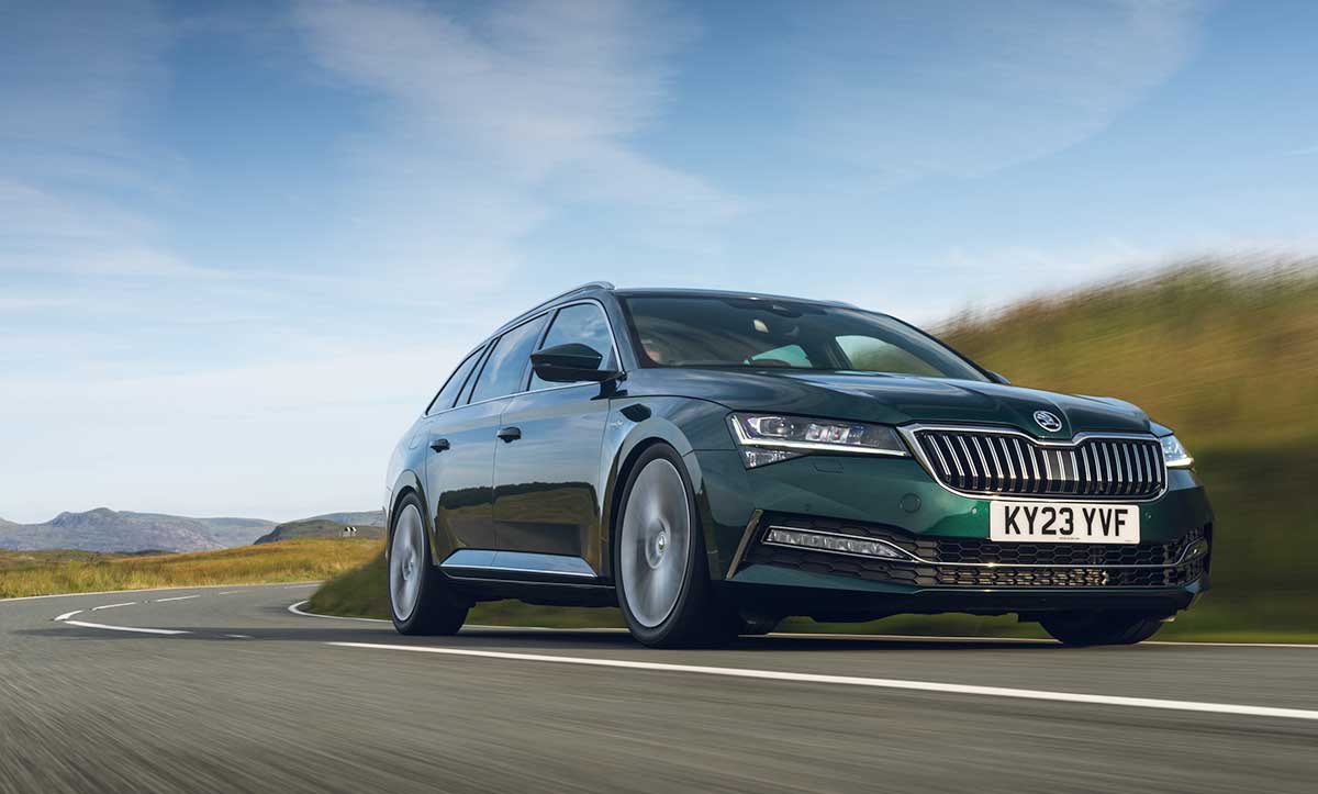 Skoda Superb break verte de 477 chevaux sur une route