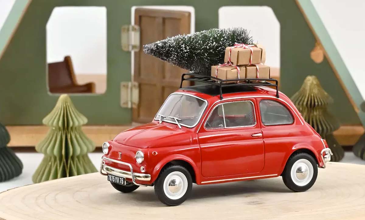 187779 Norev Fiat 500 L avec un sapin de Noël sur le toit