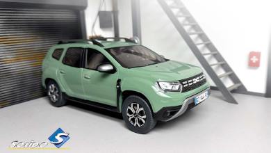 Dacia Duster vert à l'échelle 1/18 dans un garage