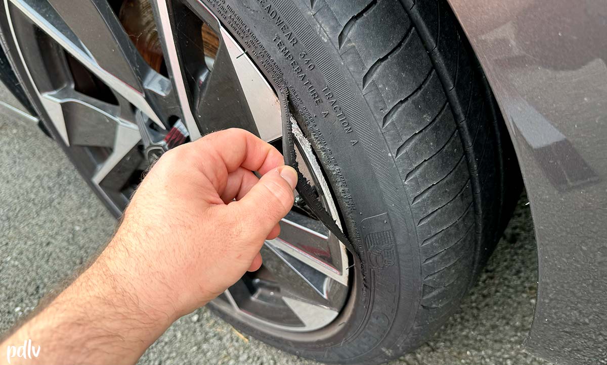 Jante abimée sur un trottoir