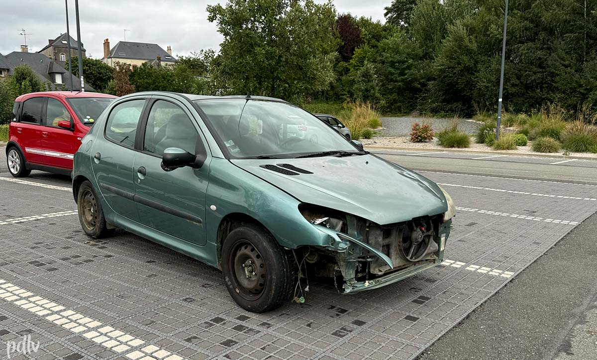 Peugeot 206 épave