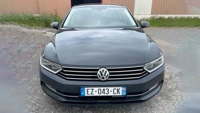 Volkswagen Passat de 2018, de couleur noire, vue de l'avant, immatriculée EZ-043-CK