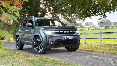 Dacia Duster III sur une route de campagne