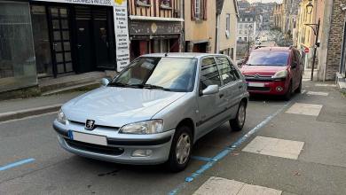 Peugeot 106 phase 2 garée dans la rue