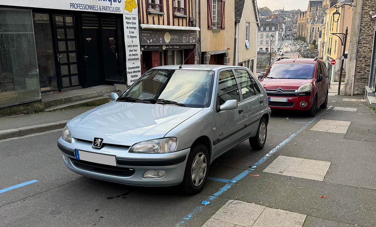 Peugeot 106 phase 2 garée dans la rue