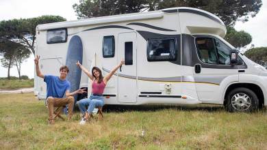Couple attablé devant son camping-car