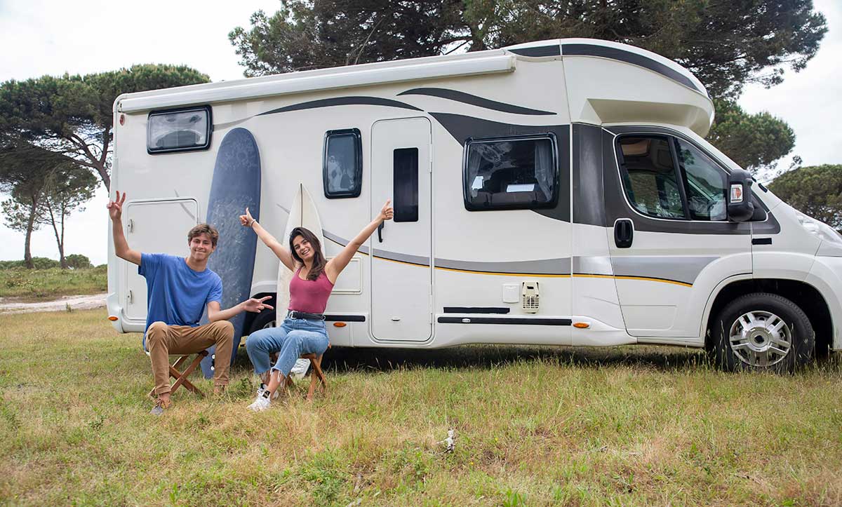 Couple attablé devant son camping-car