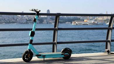 Trottinette électrique devant une rembarde