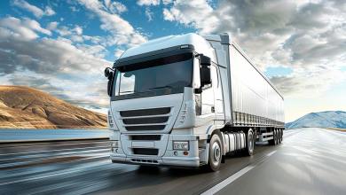 Semi-remorque blanc sur une route