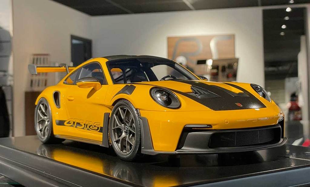 Spark sort une superbe Porsche 911 (992) GT3 RS jaune au 1/12