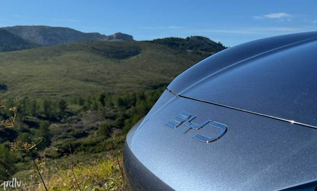 Logo BYD avant d'un Sealion 7 gris Atlantis