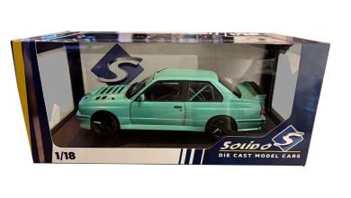 BMW M3 E30 bleu Tiffany Solido à l'échelle 1/18