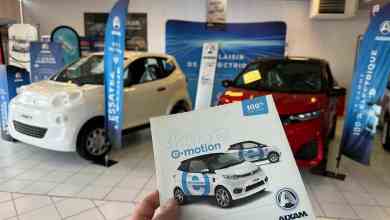 Deux Aixam électriques dont un modèle Minauto blanc et une rouge