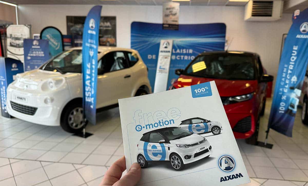 Deux Aixam électriques dont un modèle Minauto blanc et une rouge