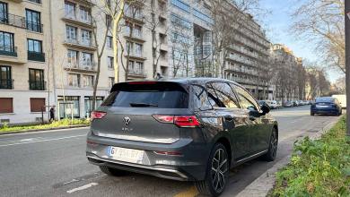 Volkswagen Golf 8 dans une rue à Paris