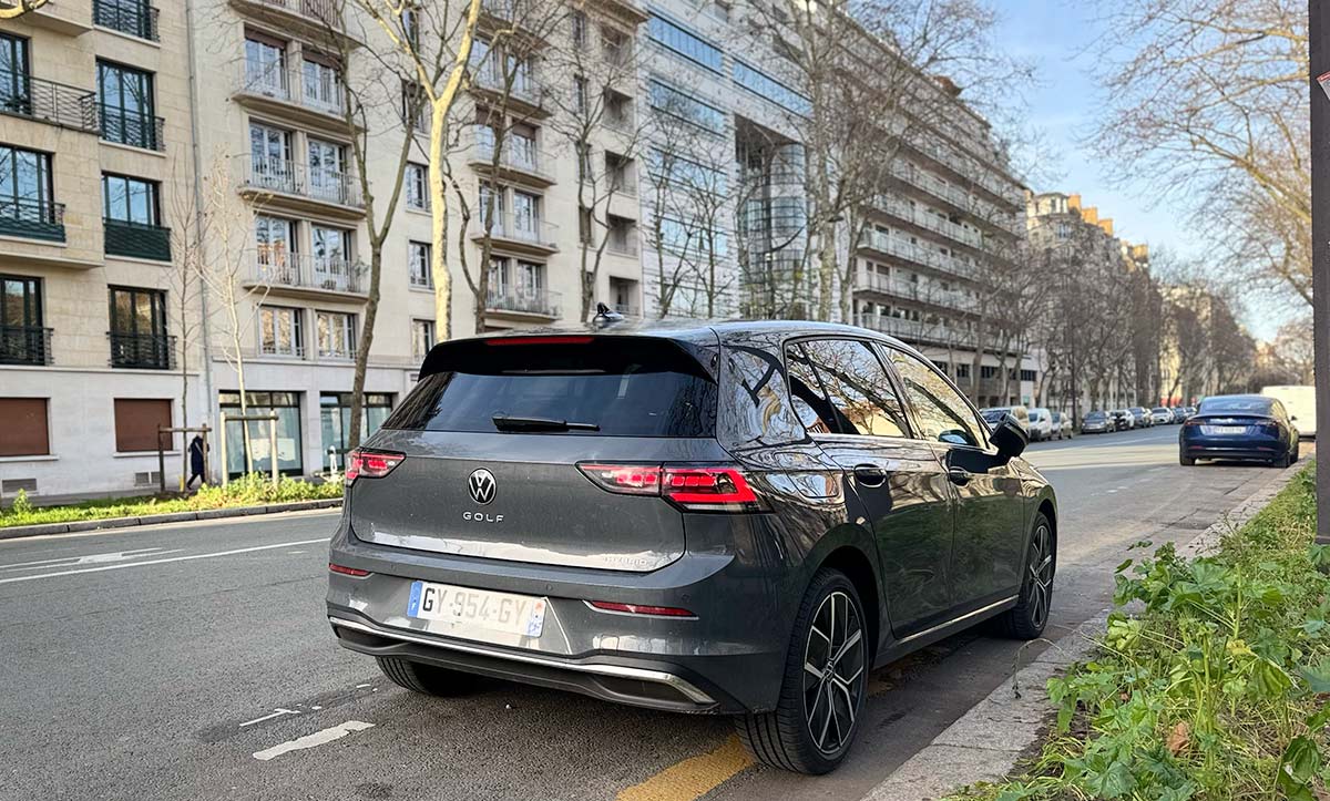 Volkswagen Golf 8 dans une rue à Paris