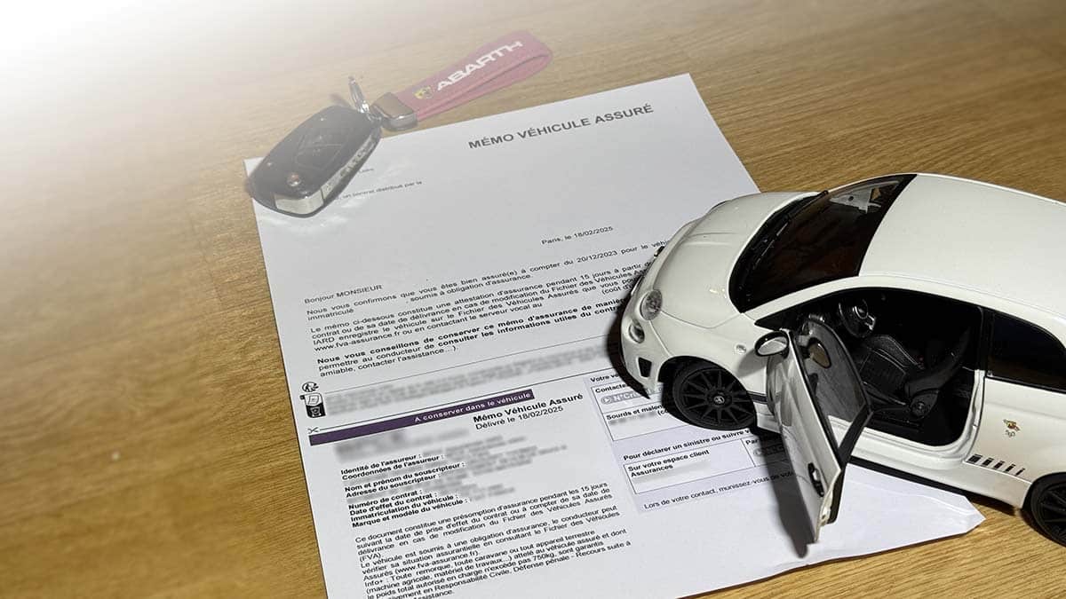 Abarth 595 devant une feuille de contrat d'assurance auto