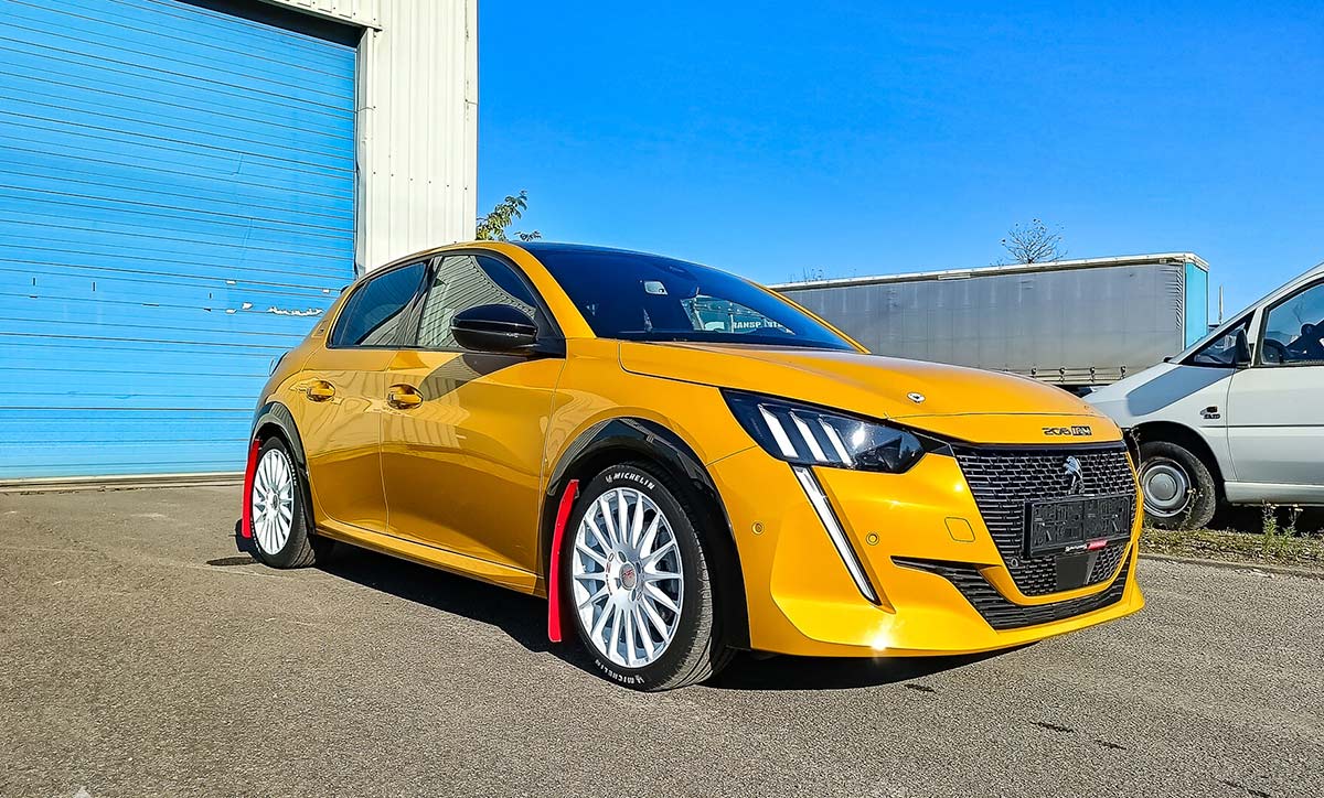 Peugeot 208 GT préparée rallye jaune