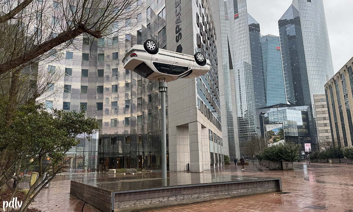 Peugeot 406 Lampadaire à La Défense