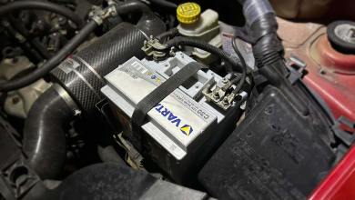 Batterie dans une Fiat Panda 100HP de couleur rouge