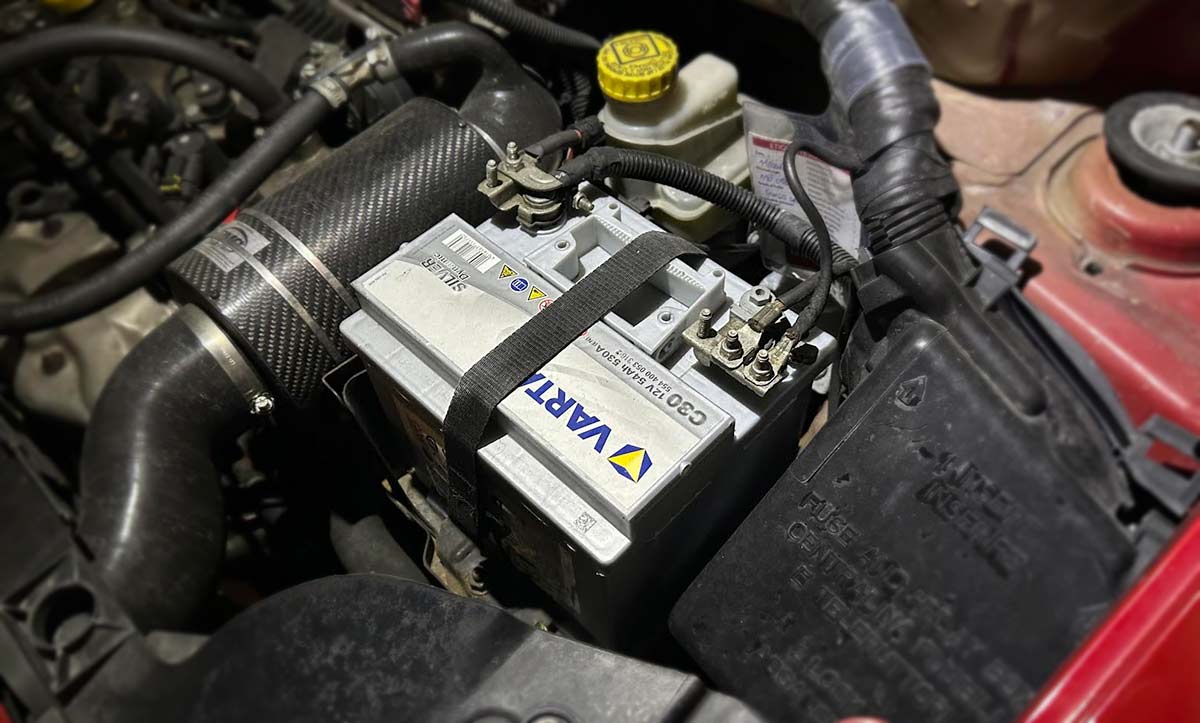 Batterie dans une Fiat Panda 100HP de couleur rouge